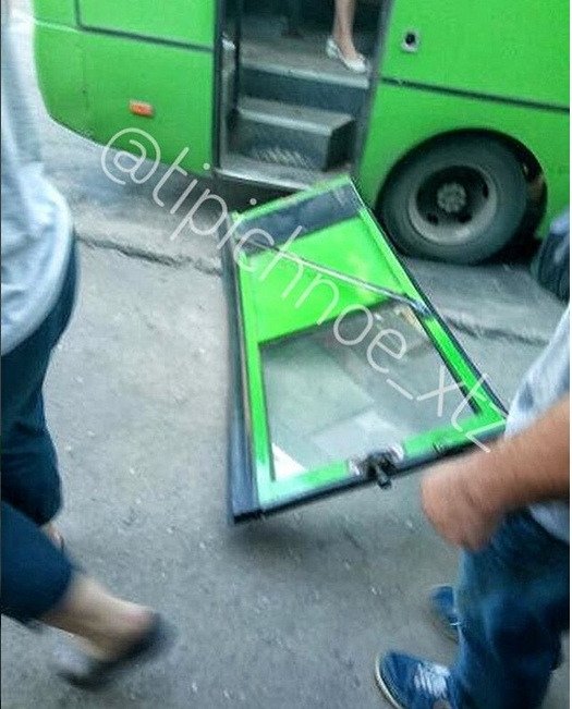 В Харькове у маршрутки отвалилась дверь