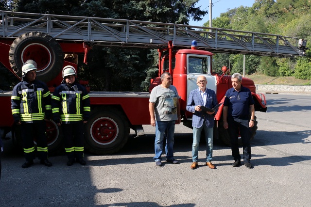 Харьковские спасатели получили в подарок 30-метровую автолестницу