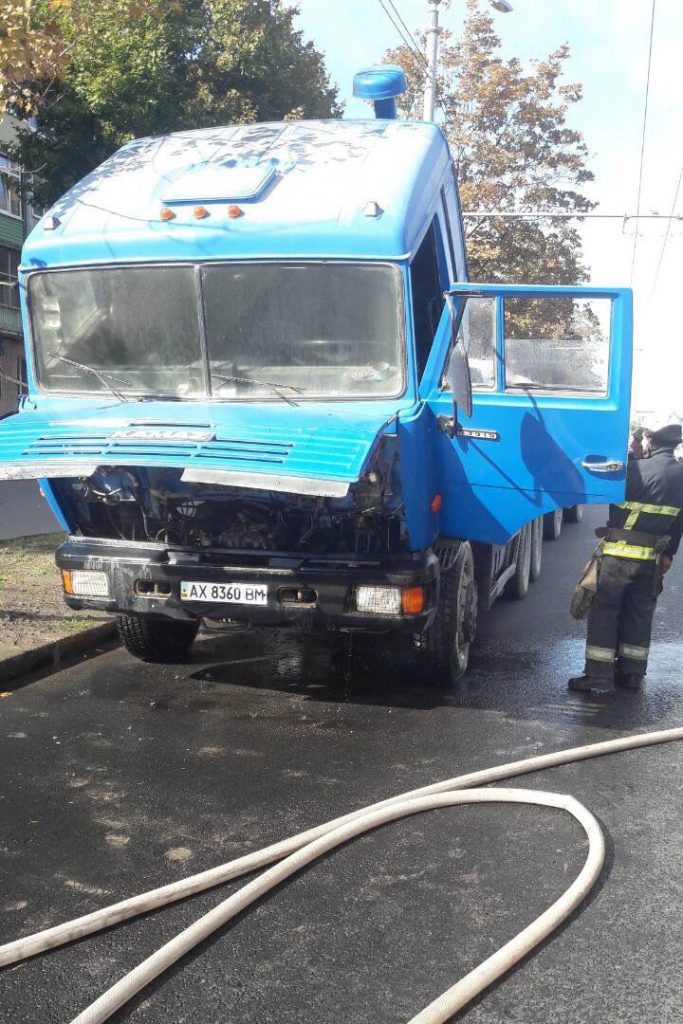 В Харькове во время движения загорелся грузовик (фото)