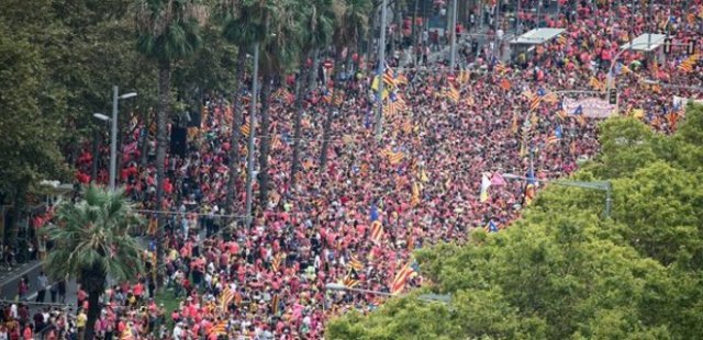 Миллион каталонцев требует на улицах независимости от Испании (фото)