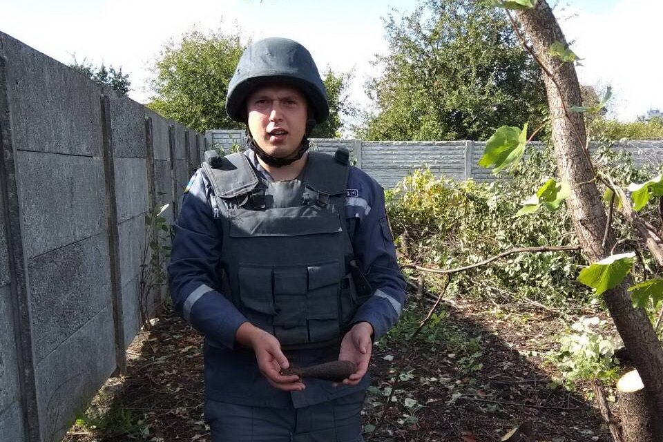 В Харькове в собственном дворе мужчина нашел минометную мину (фото)