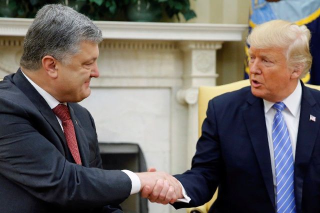 Адвокаты Порошенко подали в суд на британскую медиакомпанию BBC