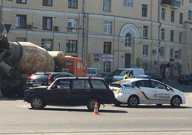 На Московском проспекте Honda врезалась в ВАЗ (фото)