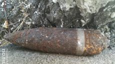Во дворе школы №177 после завершения торжеств под деревом обнаружили снаряд