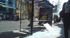 Водитель троллейбуса протаранил остановку на Сумской и скрылся с места ДТП (фото)