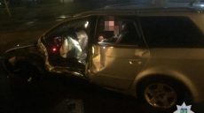 Водитель на Audi, врезавшийся в столб, госпитализирован