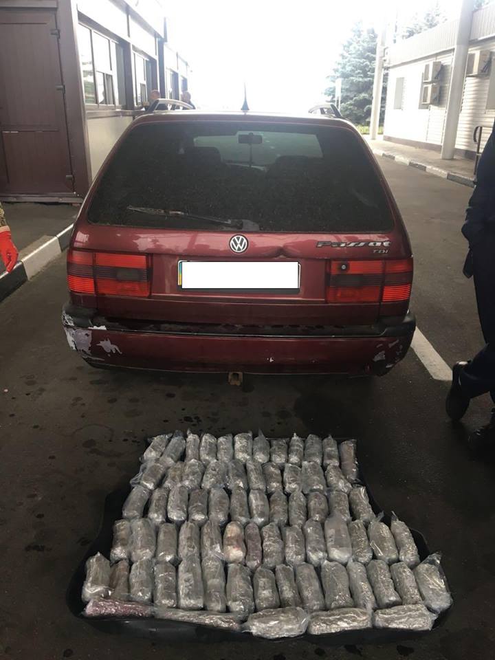 В Харькове на границе у мужчины нашли 21 килограмм наркотиков (фото)