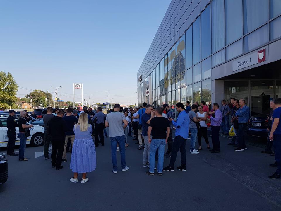 В Харькове сотрудников автосалона не пускали на работу (фото, видео)
