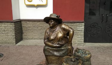 В Харькове появился памятник продавщице семечек (фото)