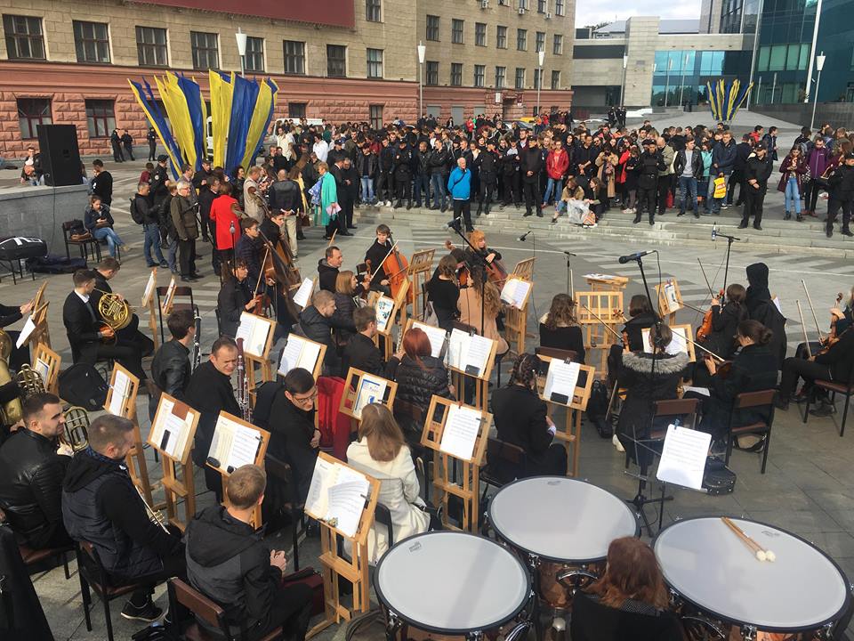 В центре Харькова оркестр выступил под открытым небом (фото)