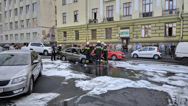 Причина пожара автомобиля в центре Харькова устанавливается