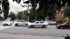 На ХТЗ патрульный Prius столкнулся с Mercedes, есть пострадавшие (фото)
