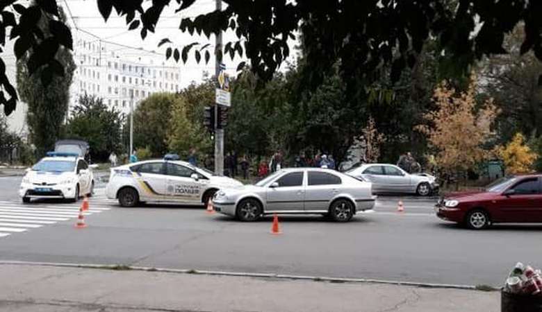 На ХТЗ патрульный Prius столкнулся с Mercedes, есть пострадавшие (фото)