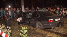 Водитель на BMW сбил людей на остановке в Одессе (видео)