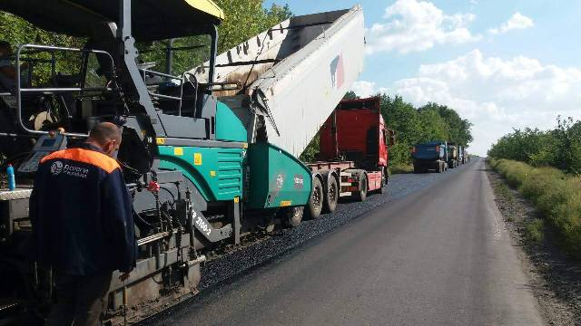 На Харьковщине продолжают ремонтировать дороги (фото)