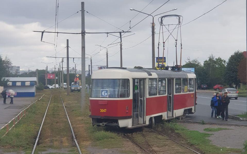 Трамвай в Харькове сошел с рельсов и заблокировал движение
