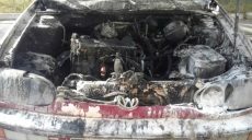 В Харькове во дворе многоэтажки выгорел Volkswagen (фото)