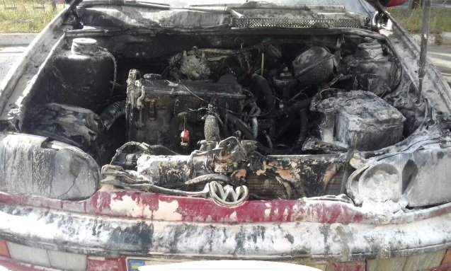В Харькове во дворе многоэтажки выгорел Volkswagen (фото)