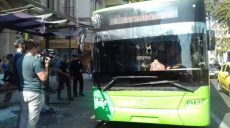 В полиции прокомментировали наезд троллейбуса на остановку