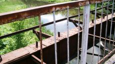 Мужчина собирался спрыгнуть со старого моста через Лопань