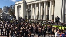 В Киеве в результате столкновений под Радой пострадало четыре человека (фото)