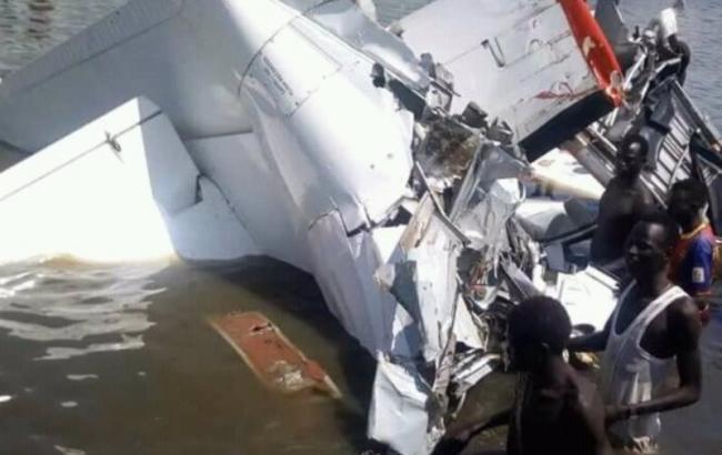 В Африке самолет упал в озеро: 21 человек погиб