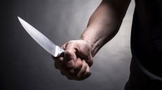 На Салтовке мужчина, угрожая ножом, ограбил оператора лотереи