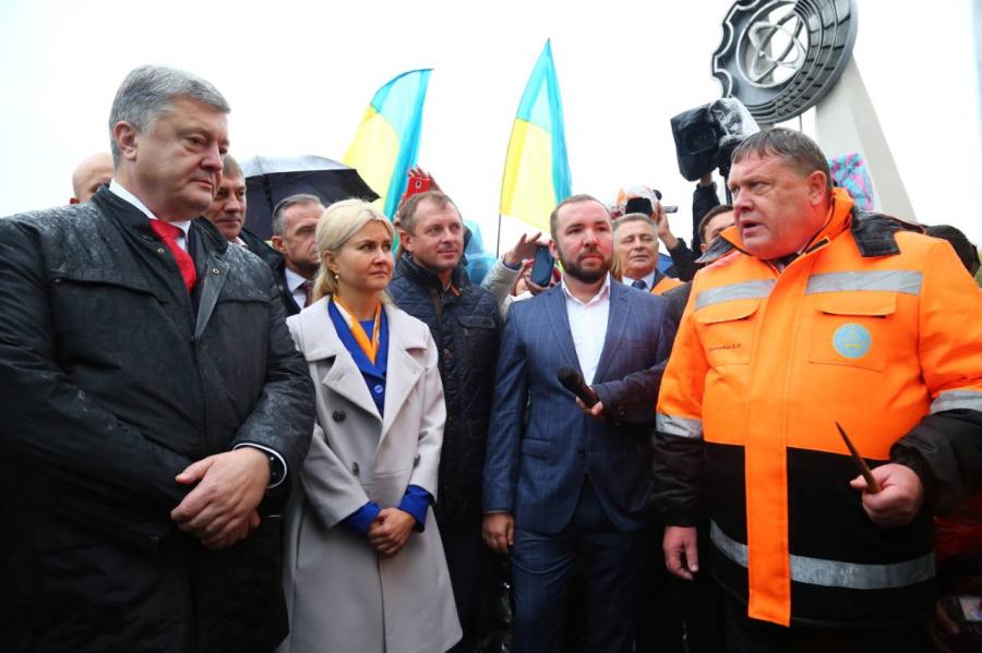Порошенко и Светличная осмотрели реконструированную дорогу Харьков-Ахтырка