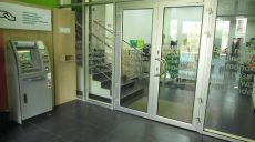 Грабитель подкараулил жертву у банкомата