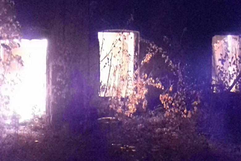 В Краснограде ночью полыхало двухэтажное здание (фото)