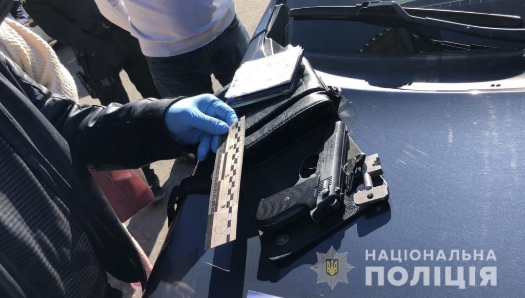 На блокпосту под Харьковом задержали мужчину с оружием (фото)