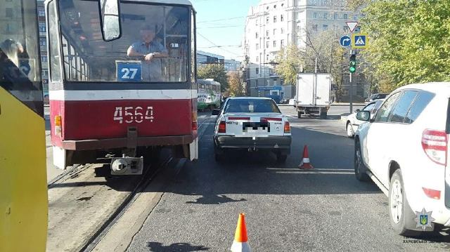 На ул. Академика Павлова Opel столкнулся с трамваем (фото)
