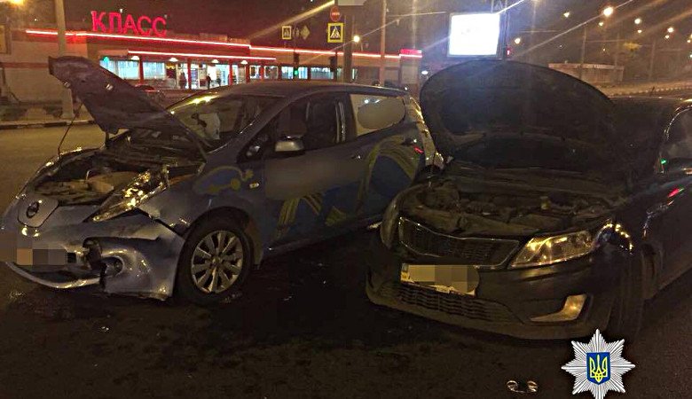 На Гагарина ночью две иномарки разбили друг другу капоты (фото)