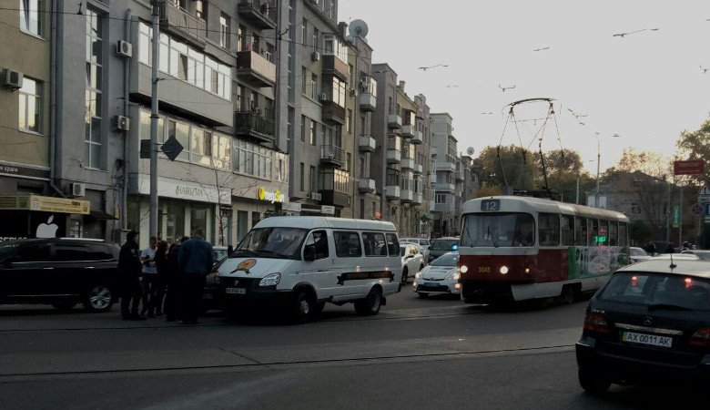 В Харькове в ДТП попал ритуальный автомобиль