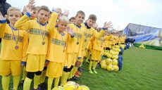 На відбудованому стадіоні в Дергачах провели футбольний турнір на Кубок президента України (відео)