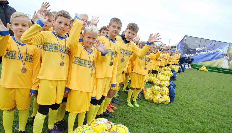 На відбудованому стадіоні в Дергачах провели футбольний турнір на Кубок президента України (відео)