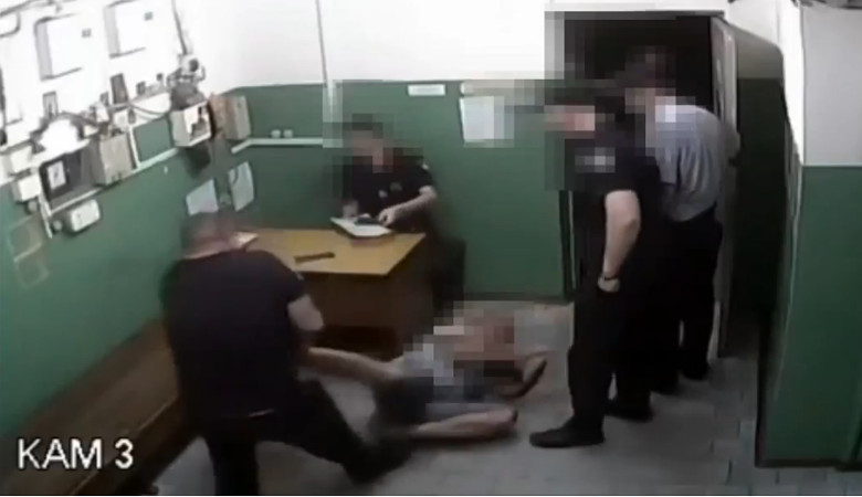 Группа полицейских жестоко избивала харьковчан и вымогала деньги с приезжих (видео)
