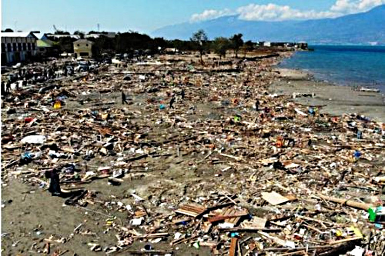 Шокирующее видео со спутника: цунами в Индонезии
