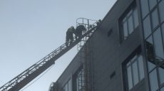 Спасатели эвакуировали с крыши сотрудников Регионального центра админуслуг (фото)