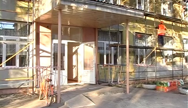 Тривають ремонтні роботи у школі в Пархомівці (відео)