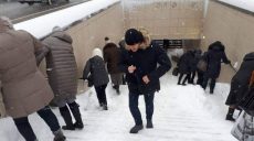 Харьковчане просят снизить уровень зимнего травматизма на лестницах в метрополитене