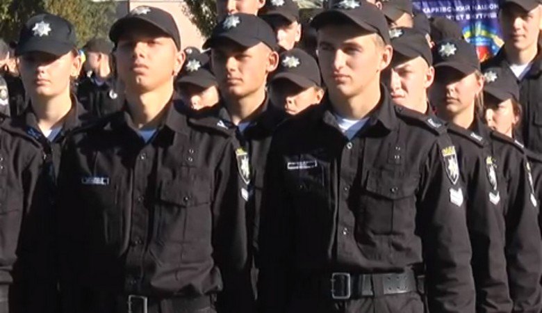 Майбутні поліцейські склали присягу на плацу Харківського університету внутрішніх справ (відео)
