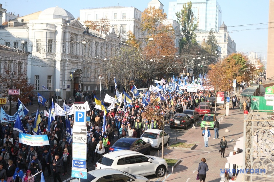 Несколько тысяч человек вышли на акцию протеста под стены Верховной Рады (фото)