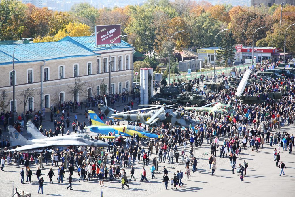 До Дня захисника України на площі Свободи відбулася демонстрація військової техніки та озброєння (відео)
