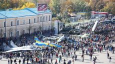 До Дня захисника України на площі Свободи відбулася демонстрація військової техніки та озброєння (відео)