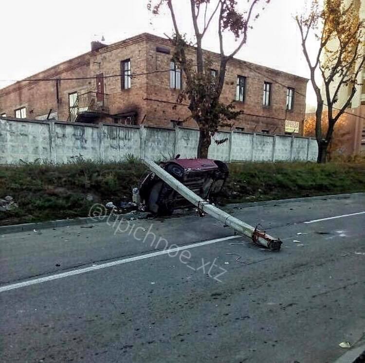 На Большой Панасовской Citroen сбил столб