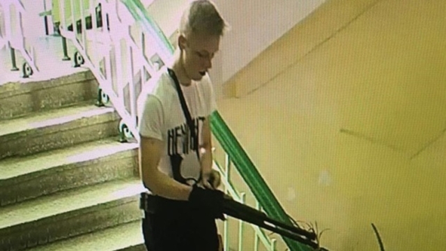 Теракт в колледже в Керчи. Обнародованы записи с камер видеонаблюдения (18+)