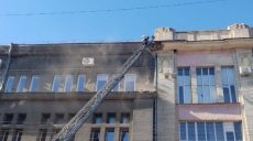 В Харькове кусок парапета фасада книжной фабрики откололся и свисал над тротуаром (фото)