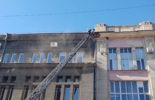 В Харькове кусок парапета фасада книжной фабрики откололся и свисал над тротуаром (фото)