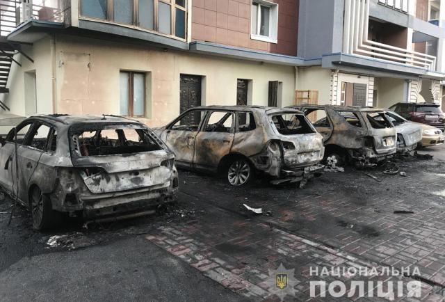 Полиция расследует поджог дорогих автомобилей на Рымарской